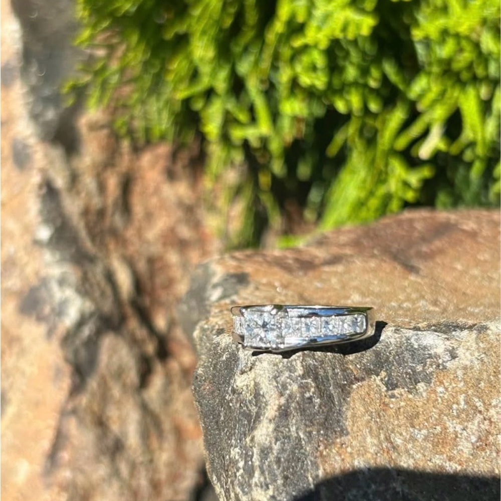 Beautiful 1 carat diamond engagement ring